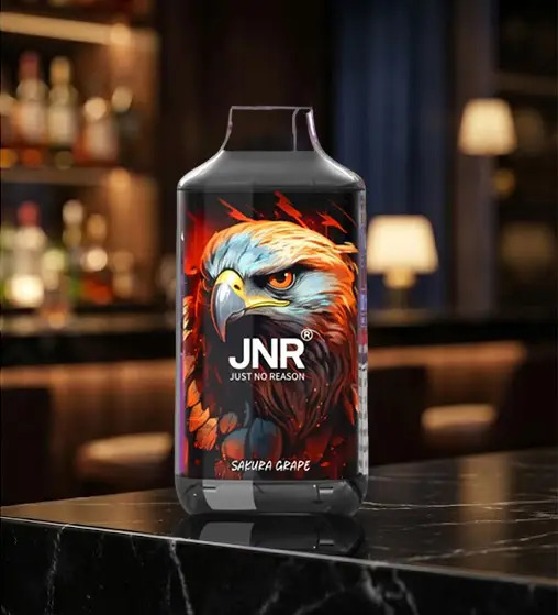 Puff JNR Falcon 16k Sakura Grape avec écran digital sur fond de bar lounge premium.